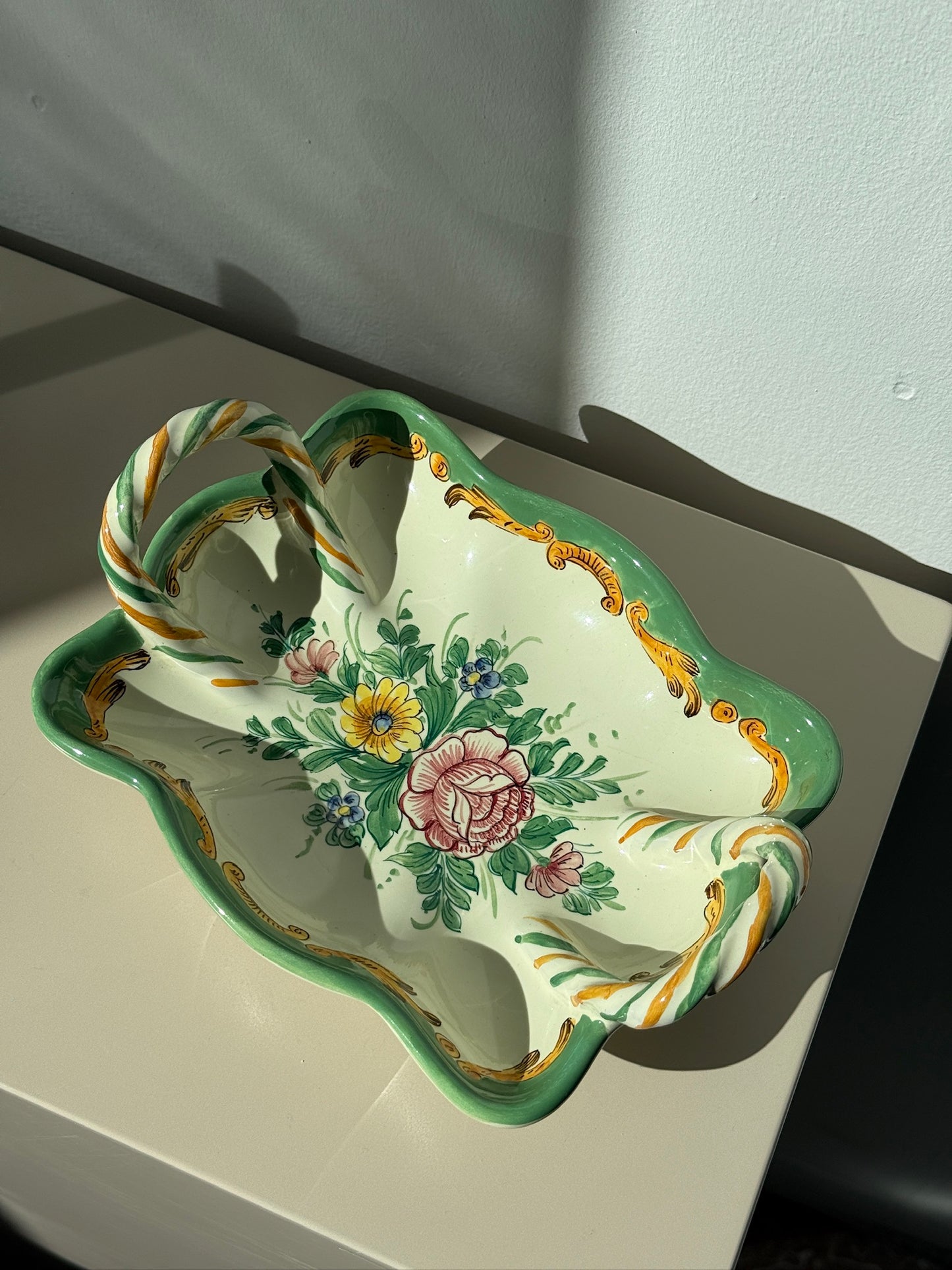 Fajance fad med håndtag