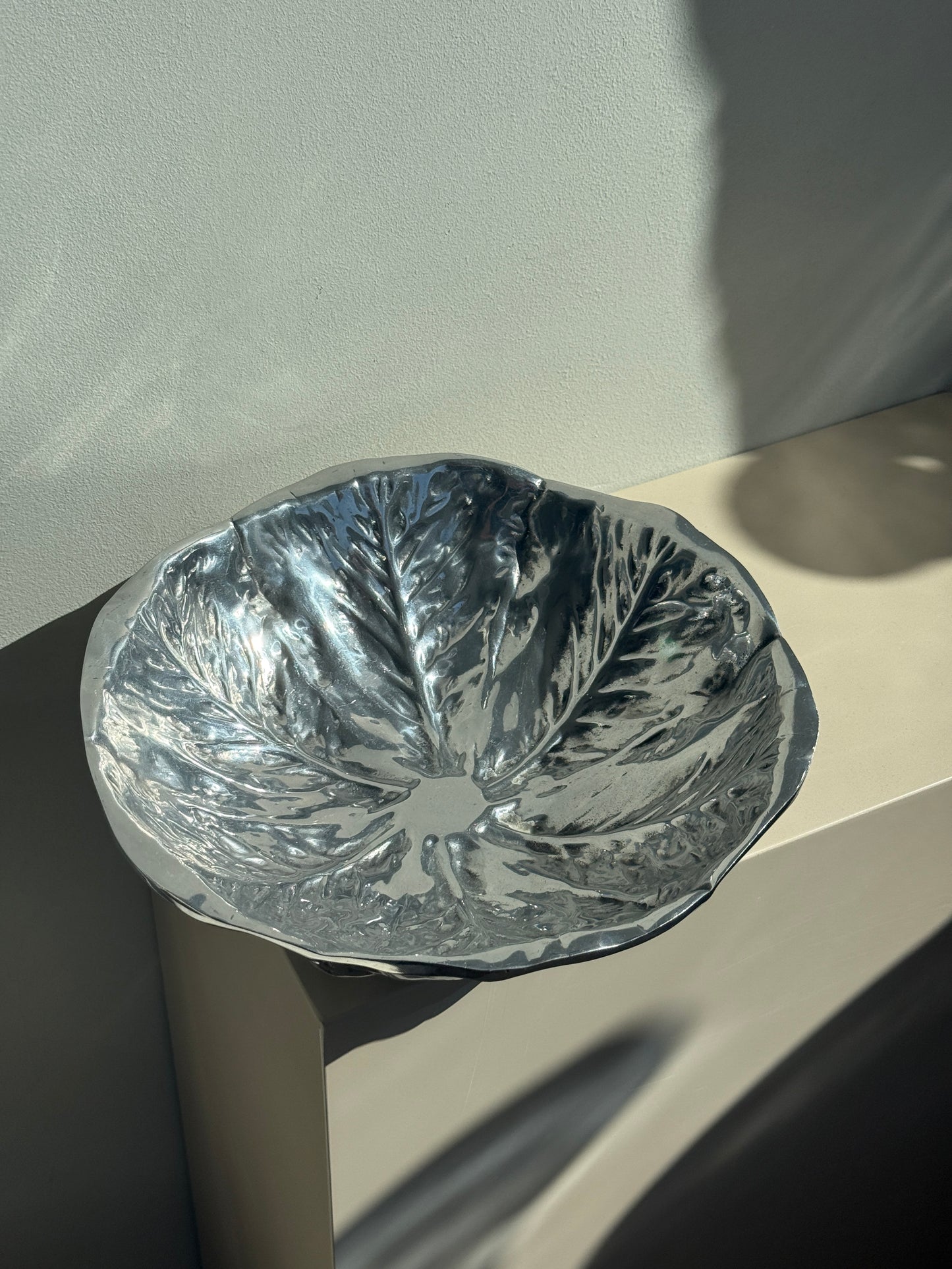 Vintage aluminiumsskål formet som et salathoved