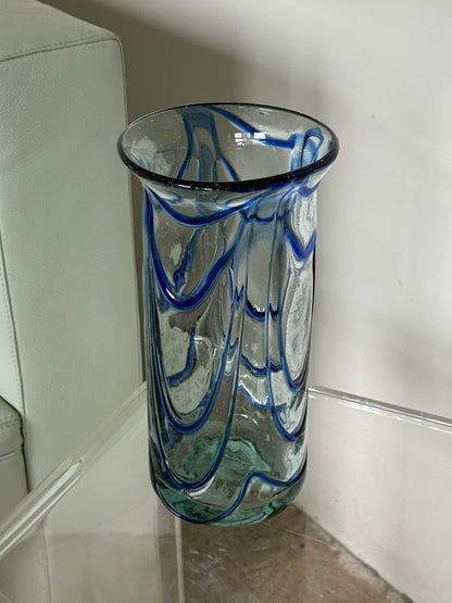 Mundblæst vase med blå detaljer