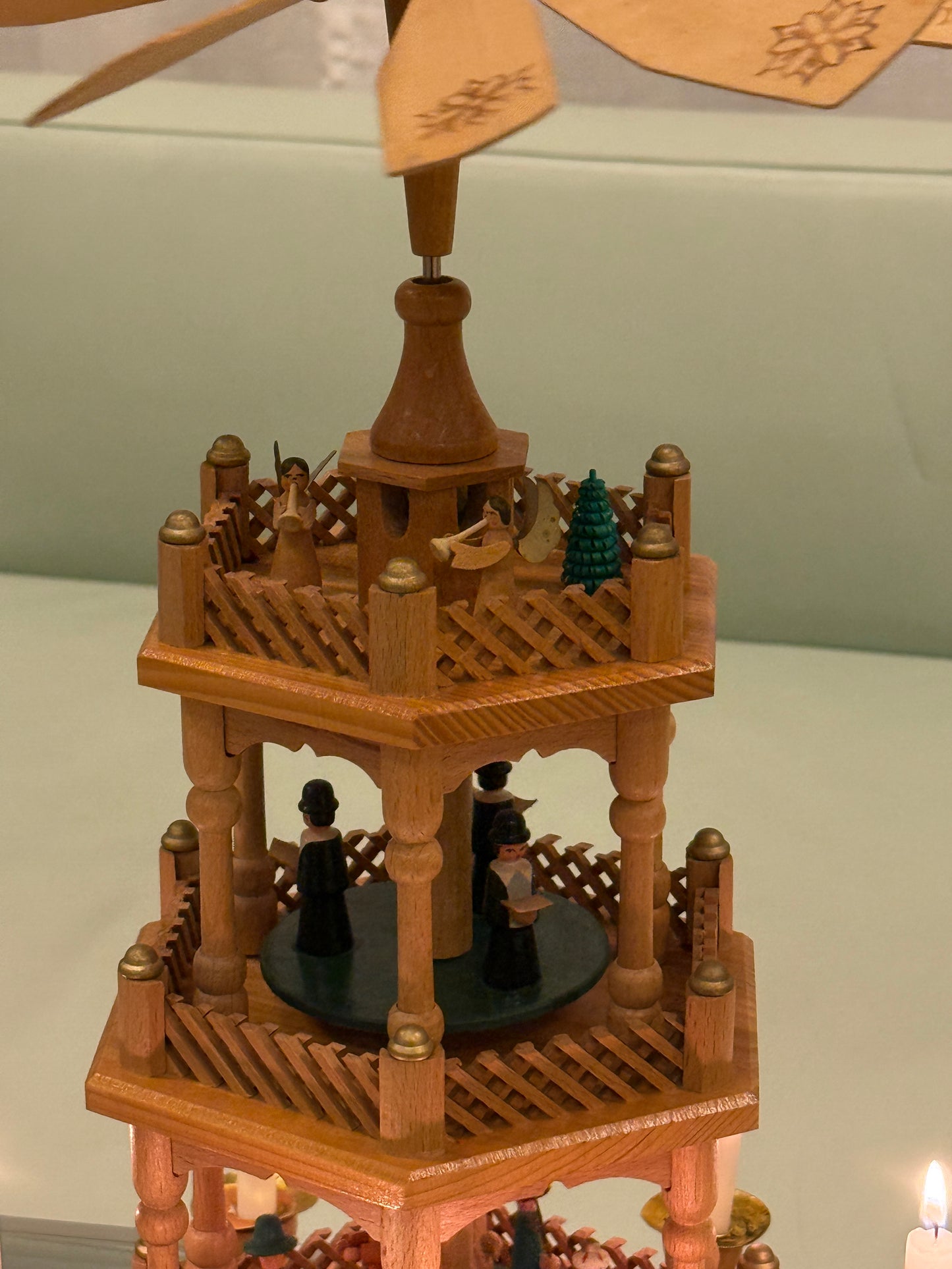 Erzgebirge julepyramide med farverige detaljer, 3 etager