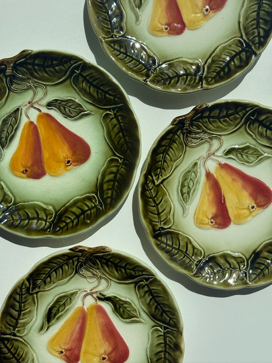 Fajanceophæng med pæremotiv