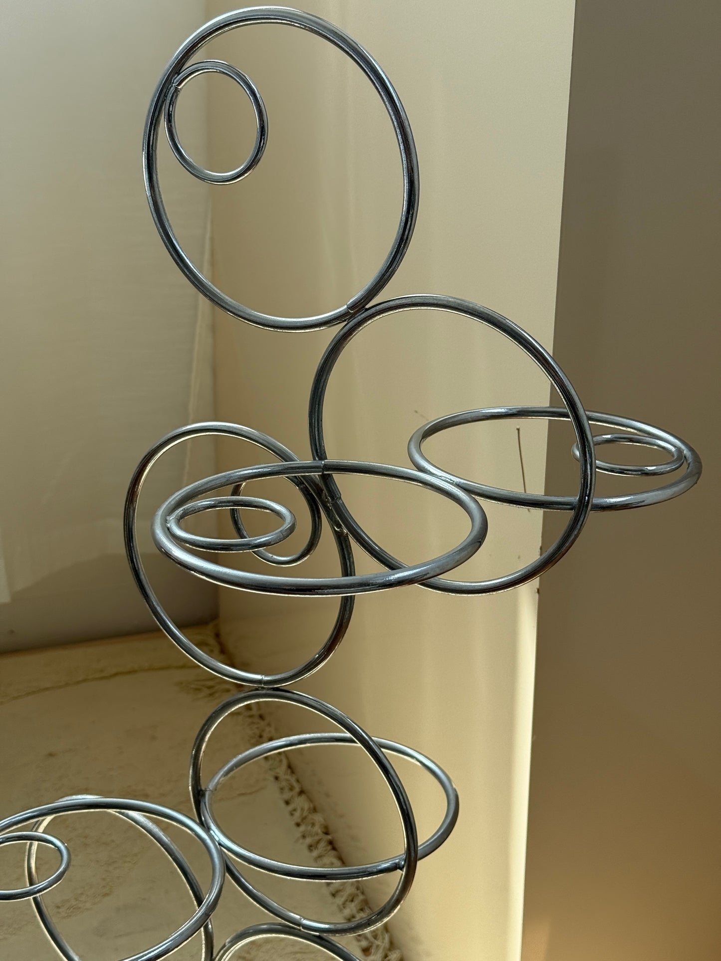 Dekorativ skulptur i metal, industrielt look