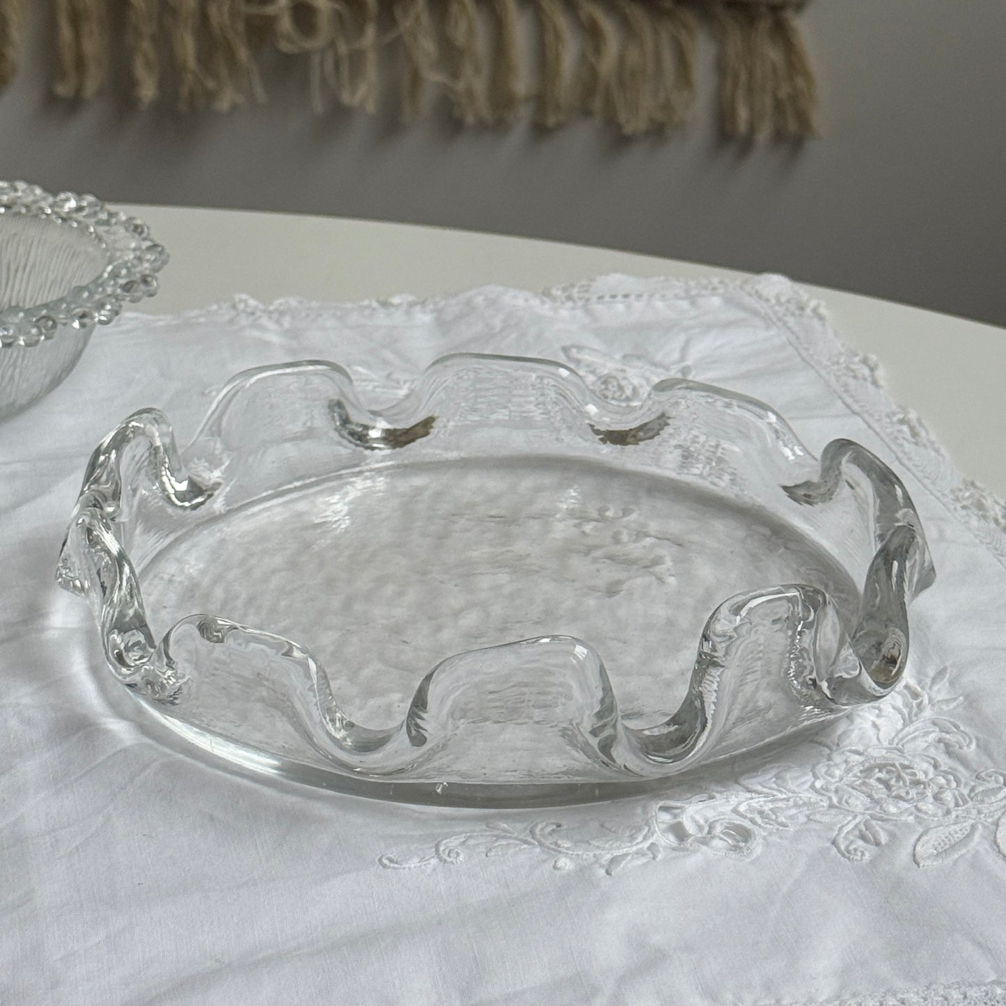 Glas fad med bølget kant