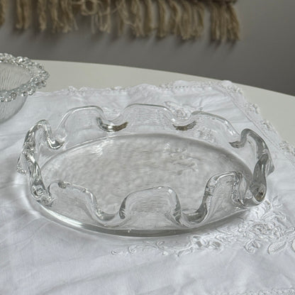 Glas fad med bølget kant