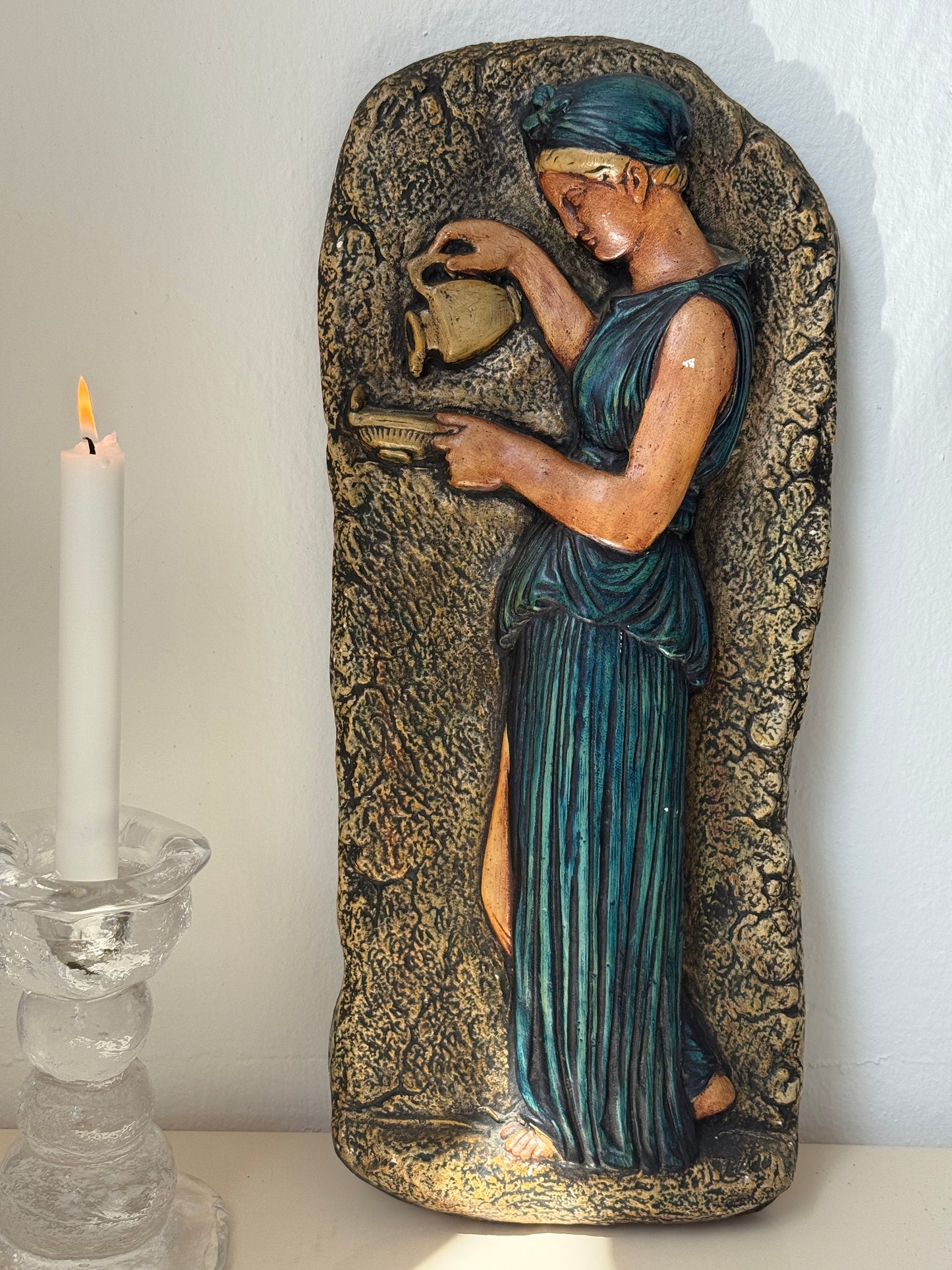 Kæmpe relief af kvinde med krukke