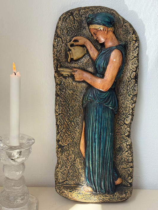 Kæmpe relief af kvinde med krukke