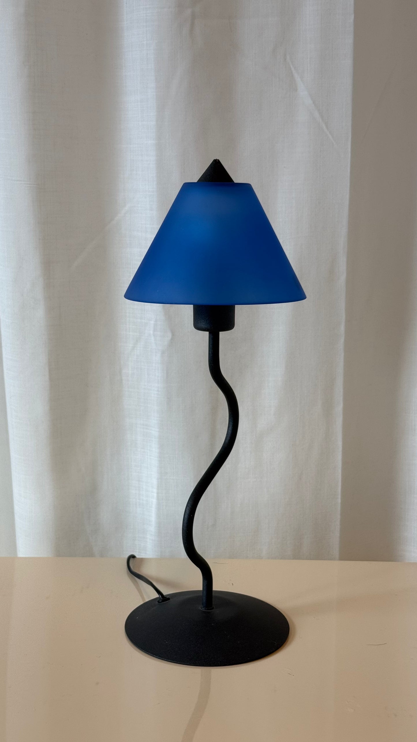 Zigzag lampe med blå lampeskærm