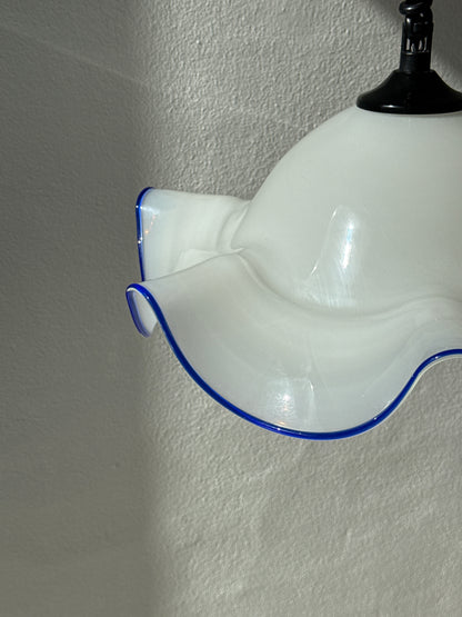Mundblæst pendel i hvidt glas med blå kant