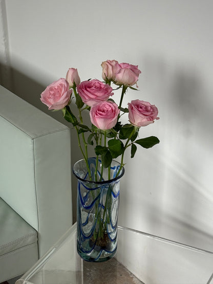 Mundblæst vase med blå detaljer