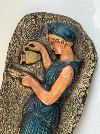 Kæmpe relief af kvinde med krukke