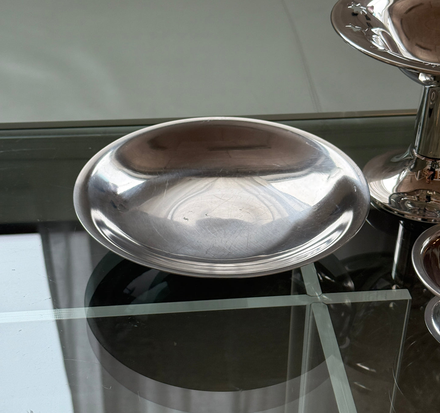 Skål/fad i metal med fod af træ