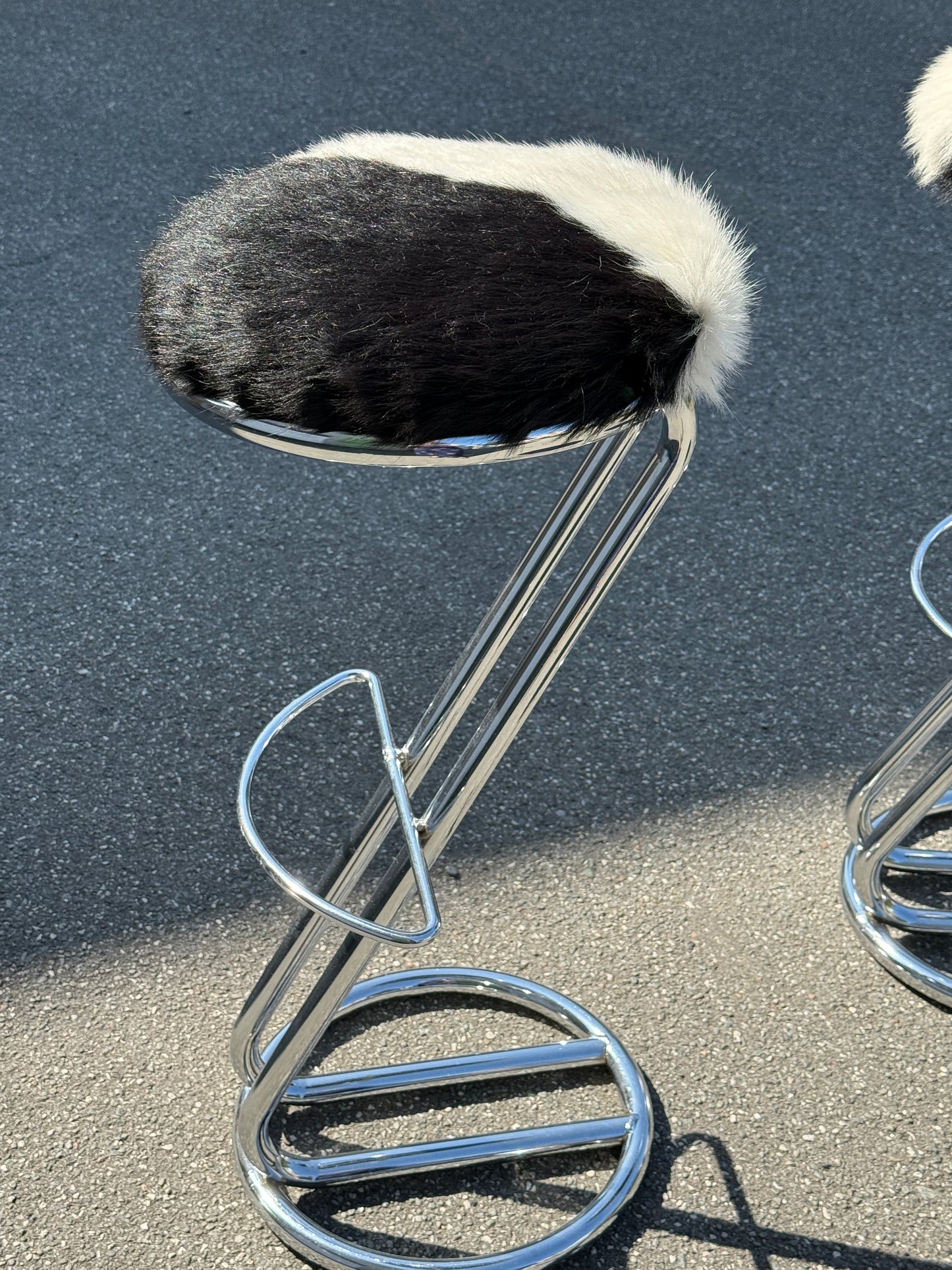 Barstole i krom med koskind