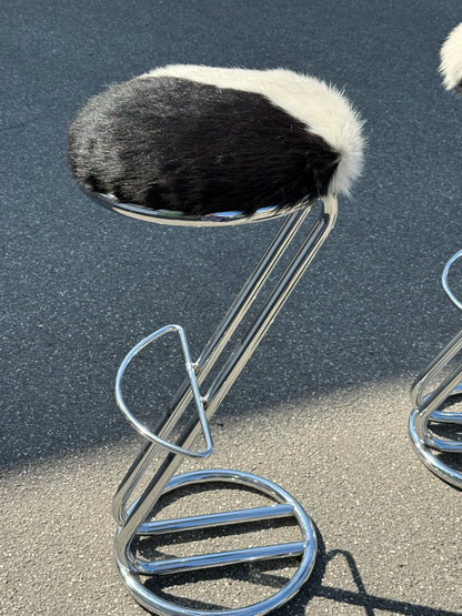 Barstole i krom med koskind