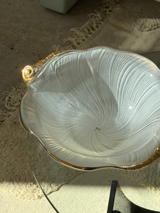 Muslingeformet skål med guldkant