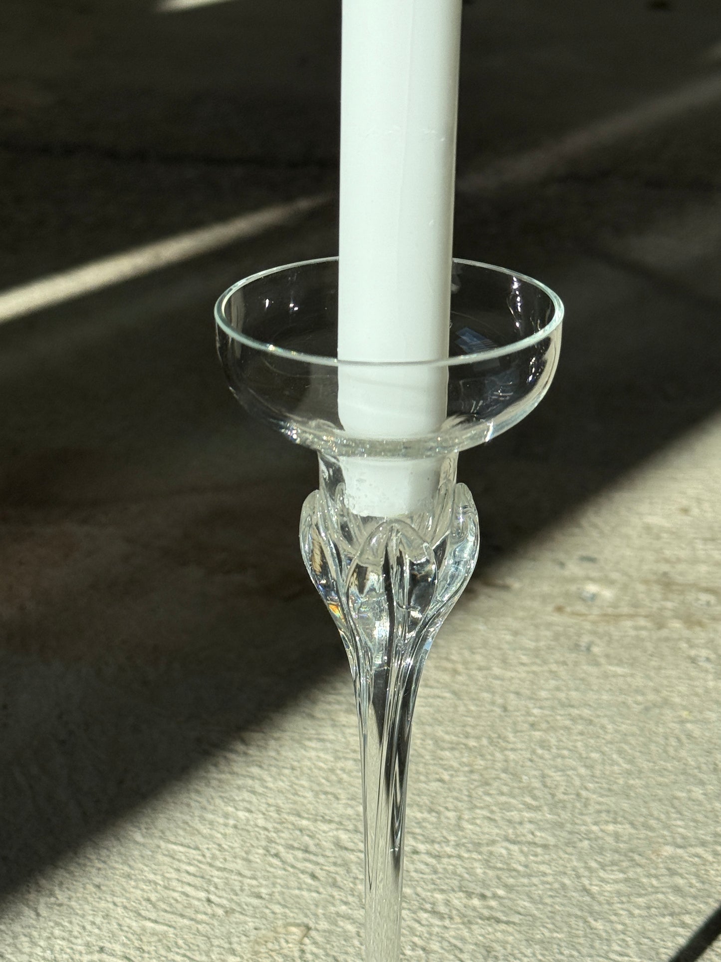 Høj lysestage i klart glas, blomsterformet top