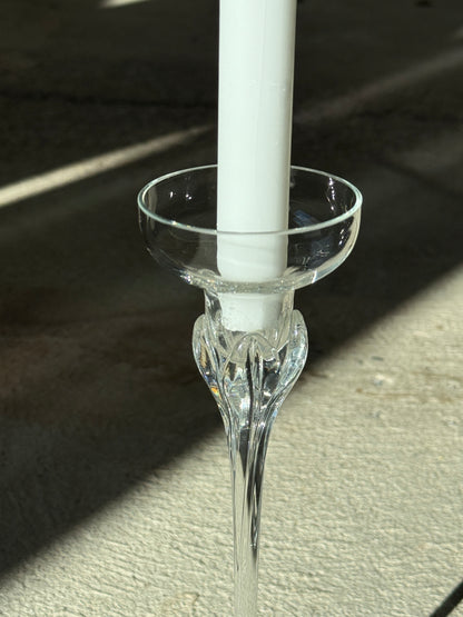 Høj lysestage i klart glas, blomsterformet top