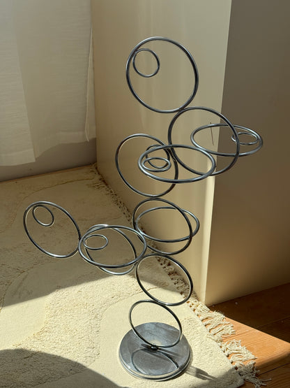 Dekorativ skulptur i metal, industrielt look