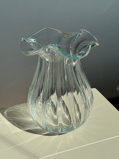 Klar riflet vase, bølget kant