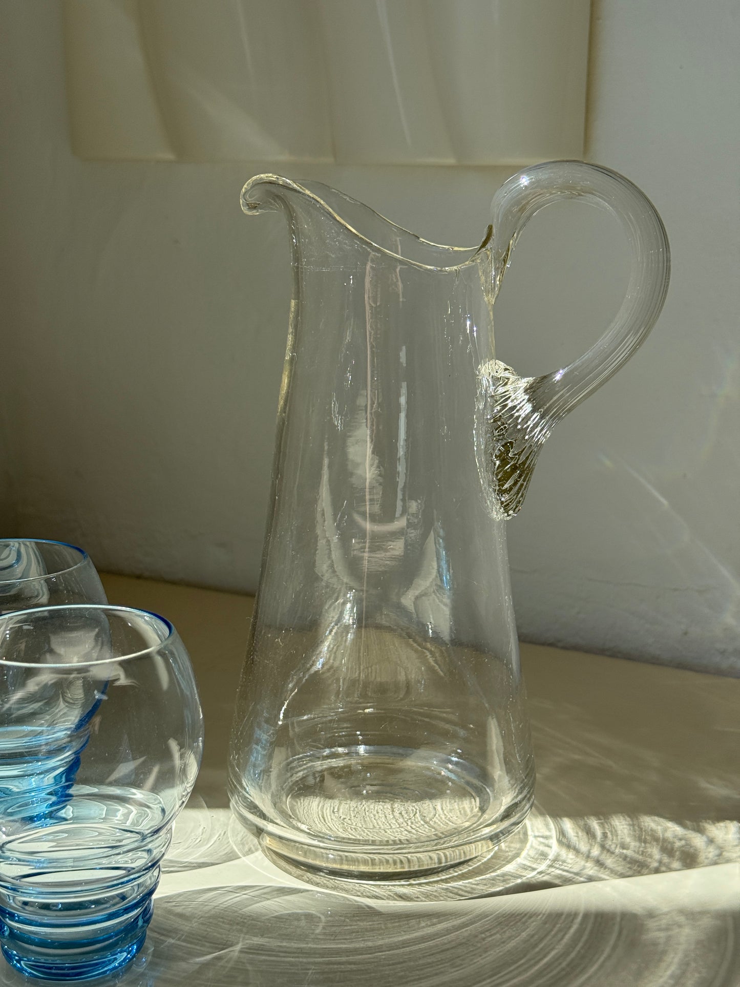 Mundblæst glaskande m. elegant hank