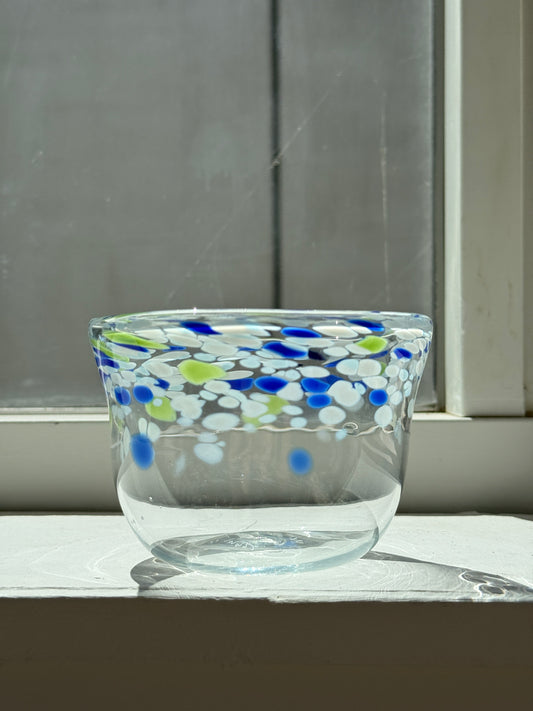 Mundblæst skål med confettimønster