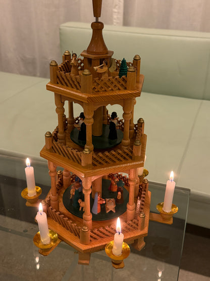 Erzgebirge julepyramide med farverige detaljer, 3 etager