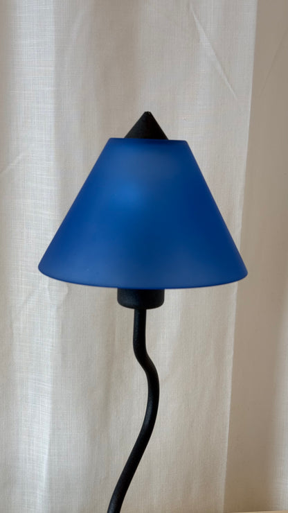 Zigzag lampe med blå lampeskærm