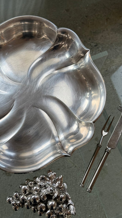 Stort serveringsfad i rustfrit stål fra 1953