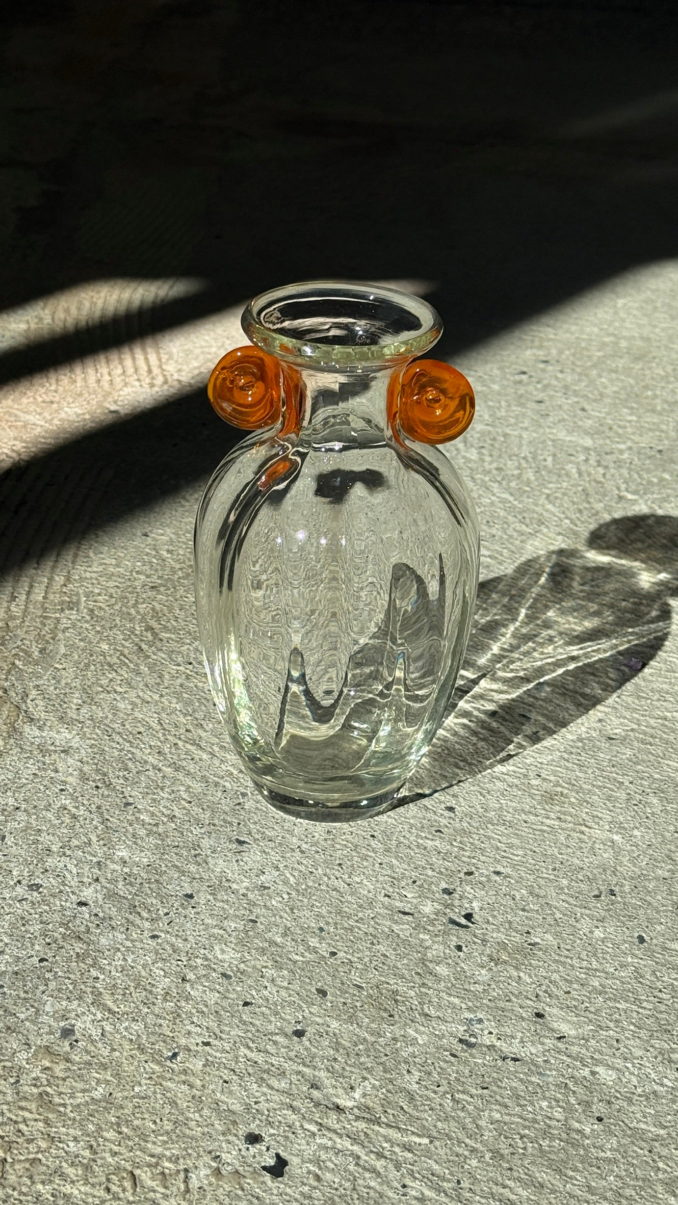 Mundblæst vase med orange detalje