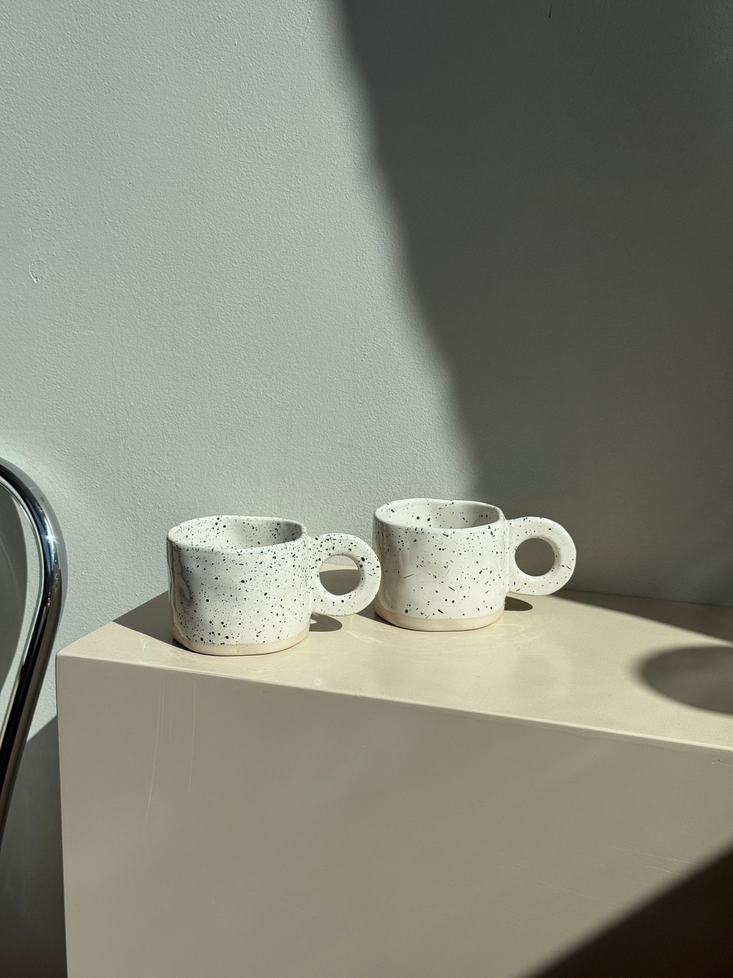 Keramikkopper med hvid glasur & prikker, 2 stk.