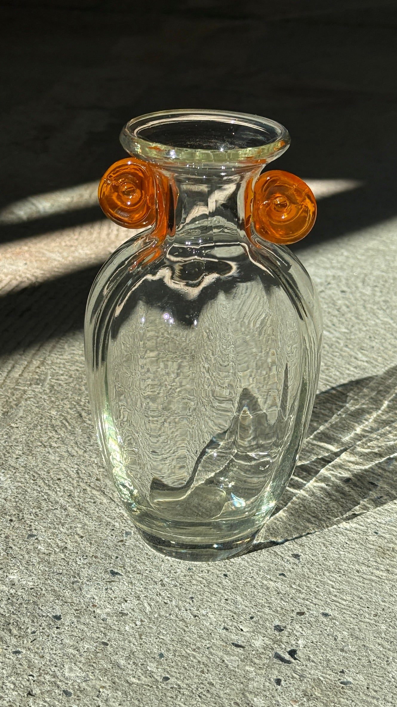 Mundblæst vase med orange detalje