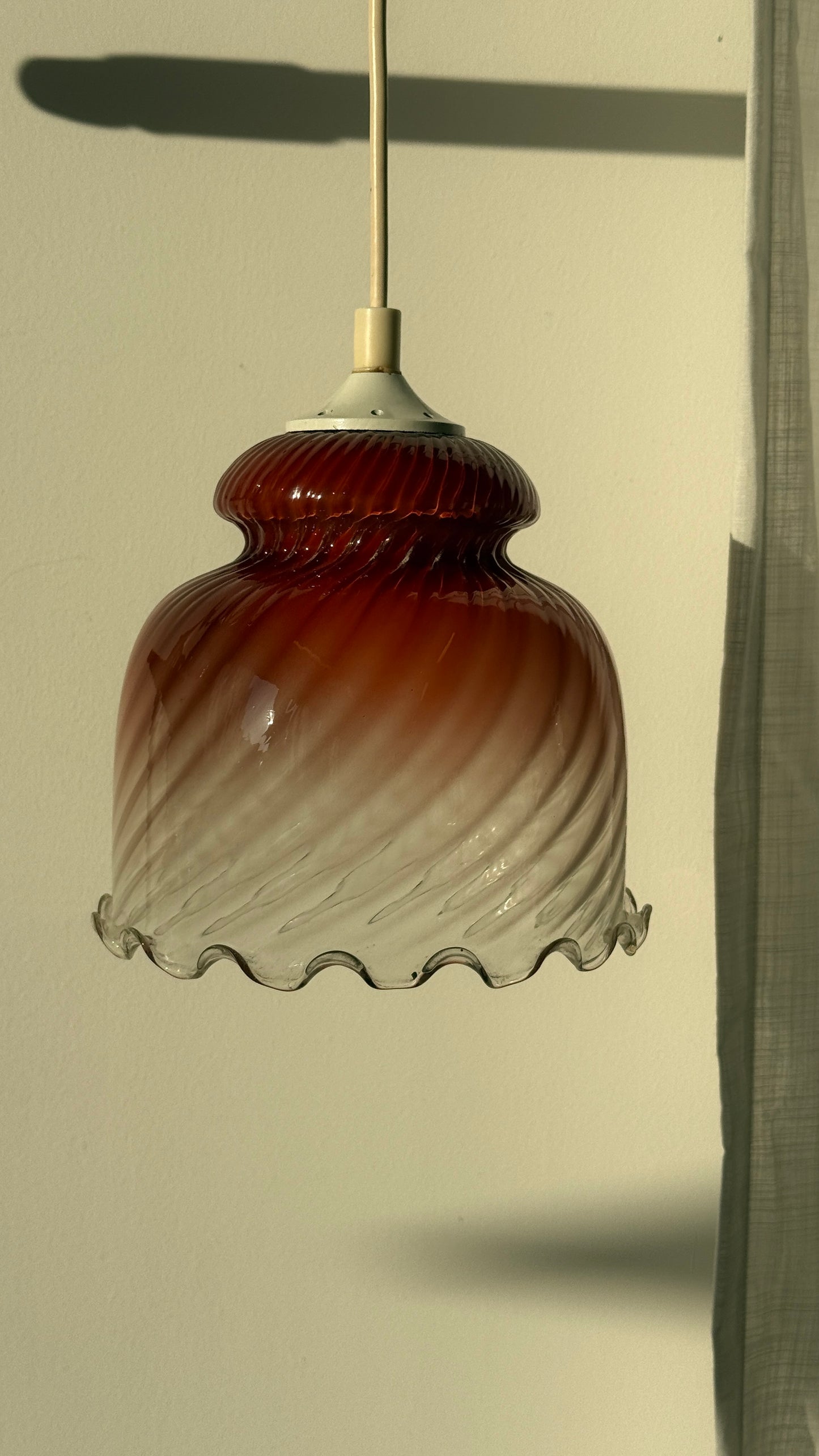 Loftslampe med bølget kant