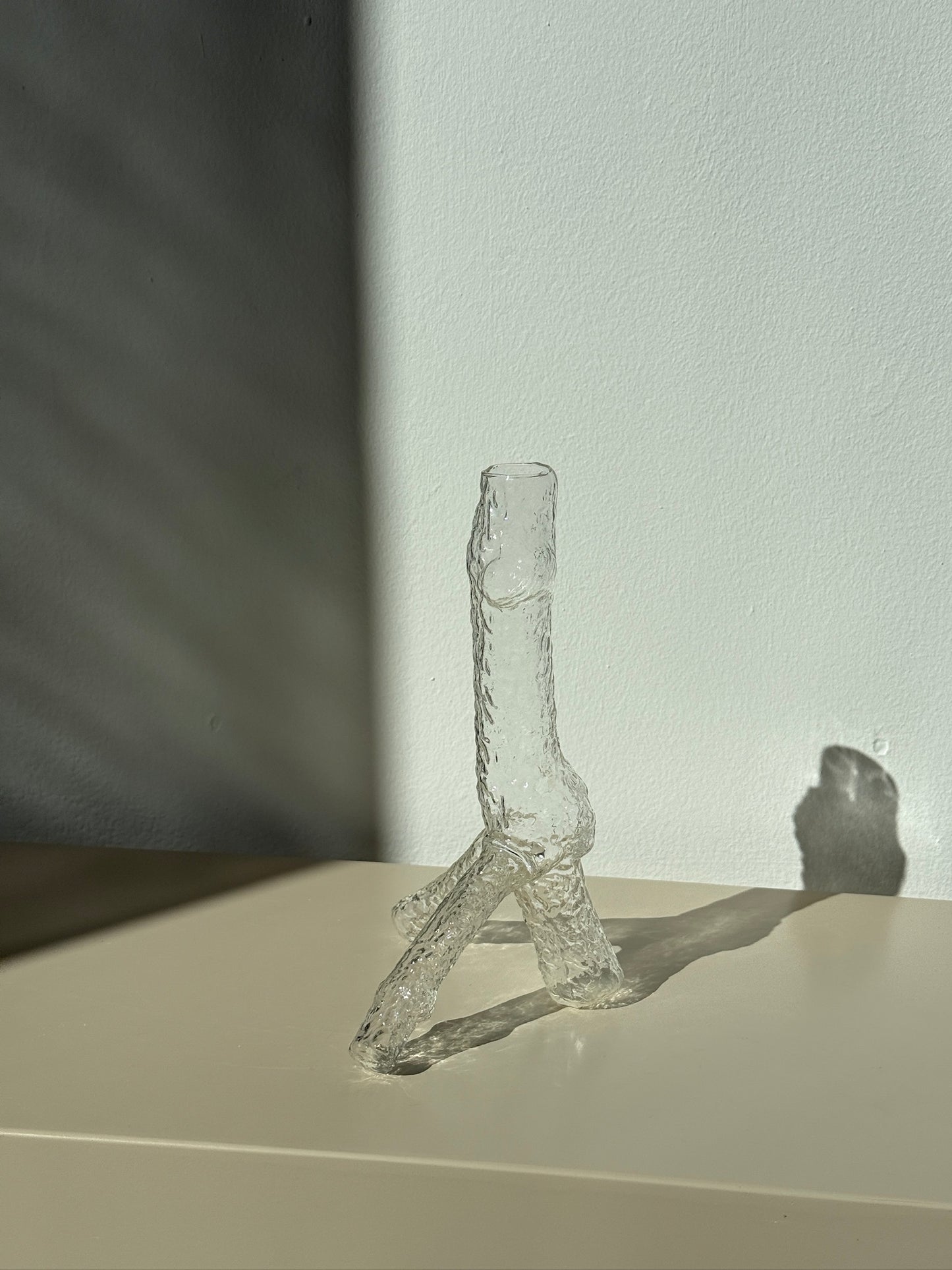 Glasvase på tre ben