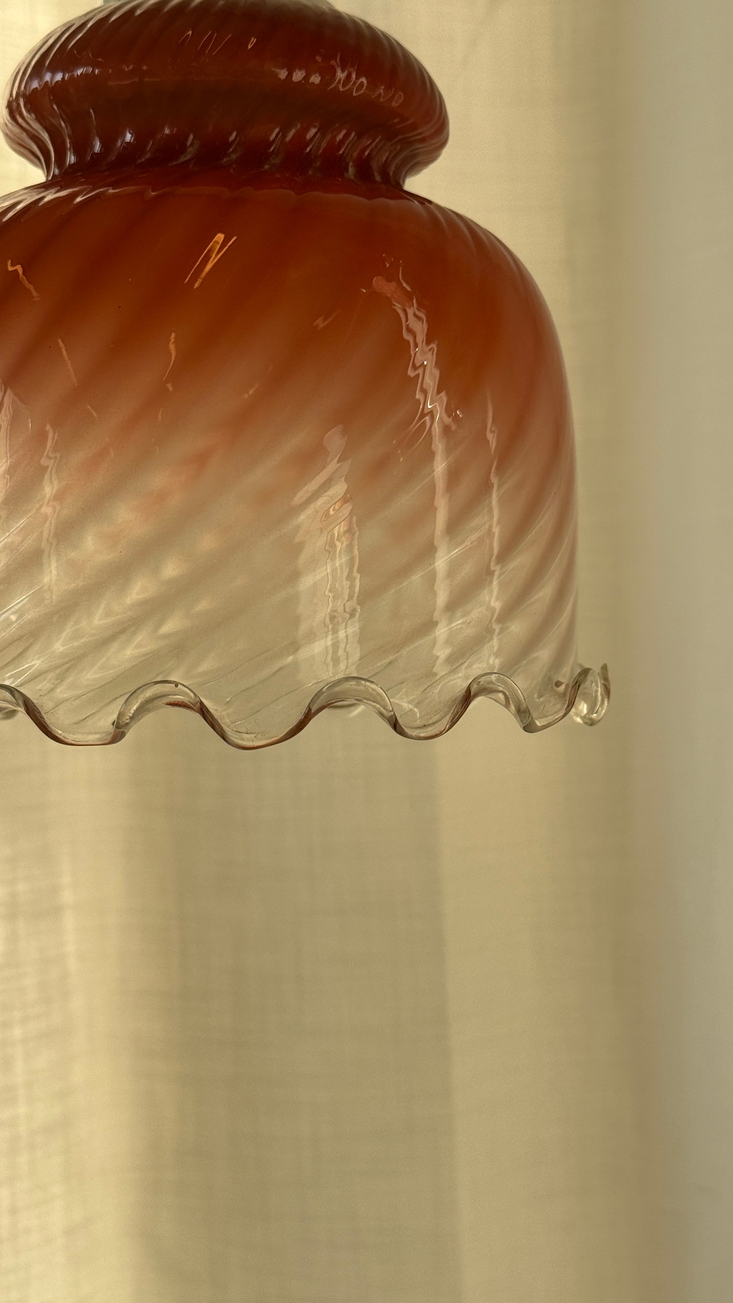 Loftslampe med bølget kant