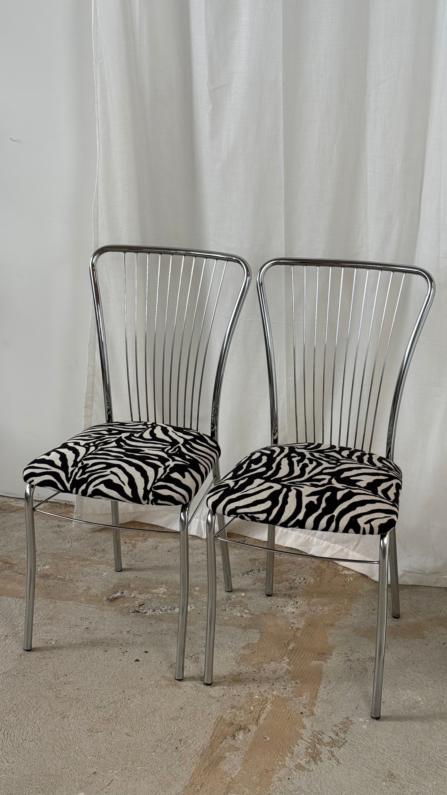 Stole med kromstel og ompolstret zebrastof