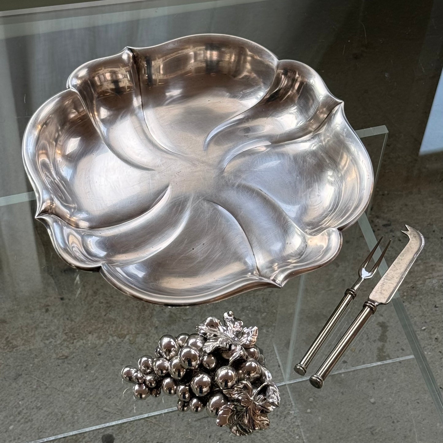 Stort serveringsfad i rustfrit stål fra 1953