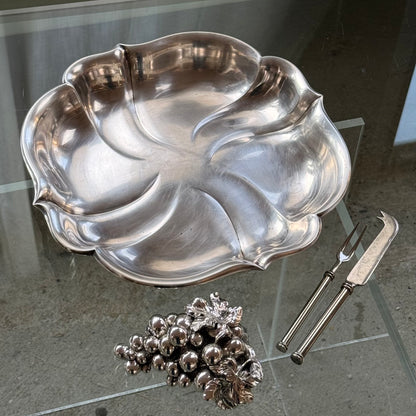 Stort serveringsfad i rustfrit stål fra 1953