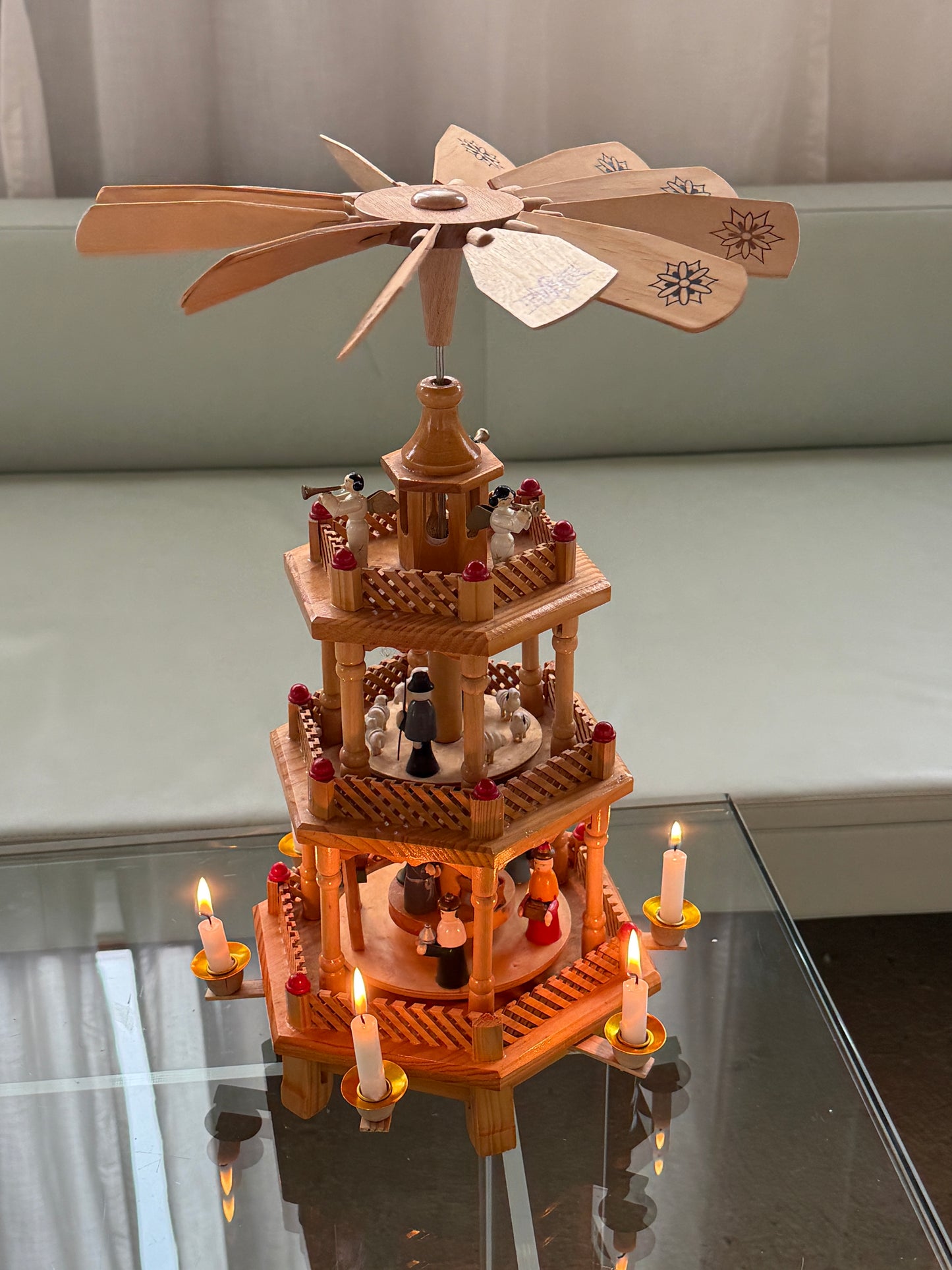 Julepyramide med røde detaljer - 3 etager