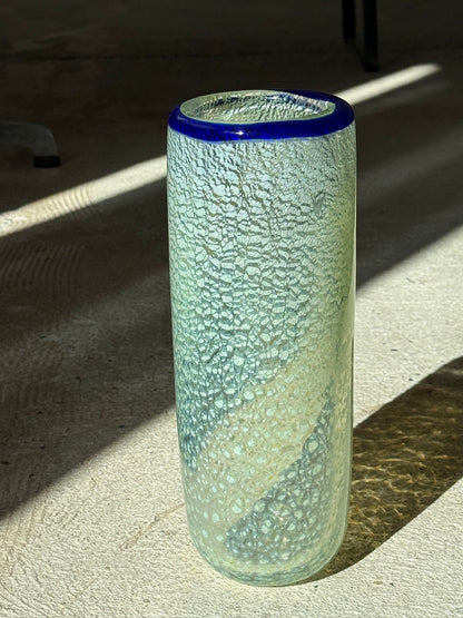 Stor mundblæst vase med blå kant