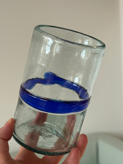 Mundblæste glas med blå detalje