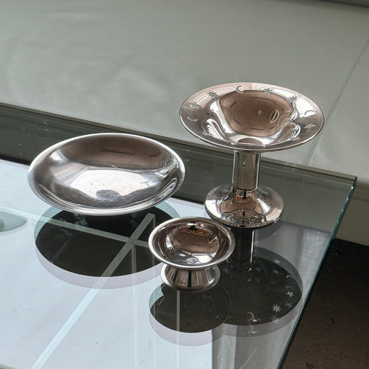 Skål/fad i metal med fod af træ