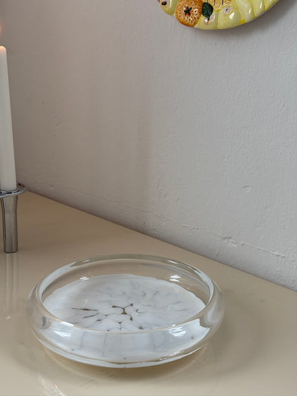 Lav glasskål med hvidt confetti-mønster