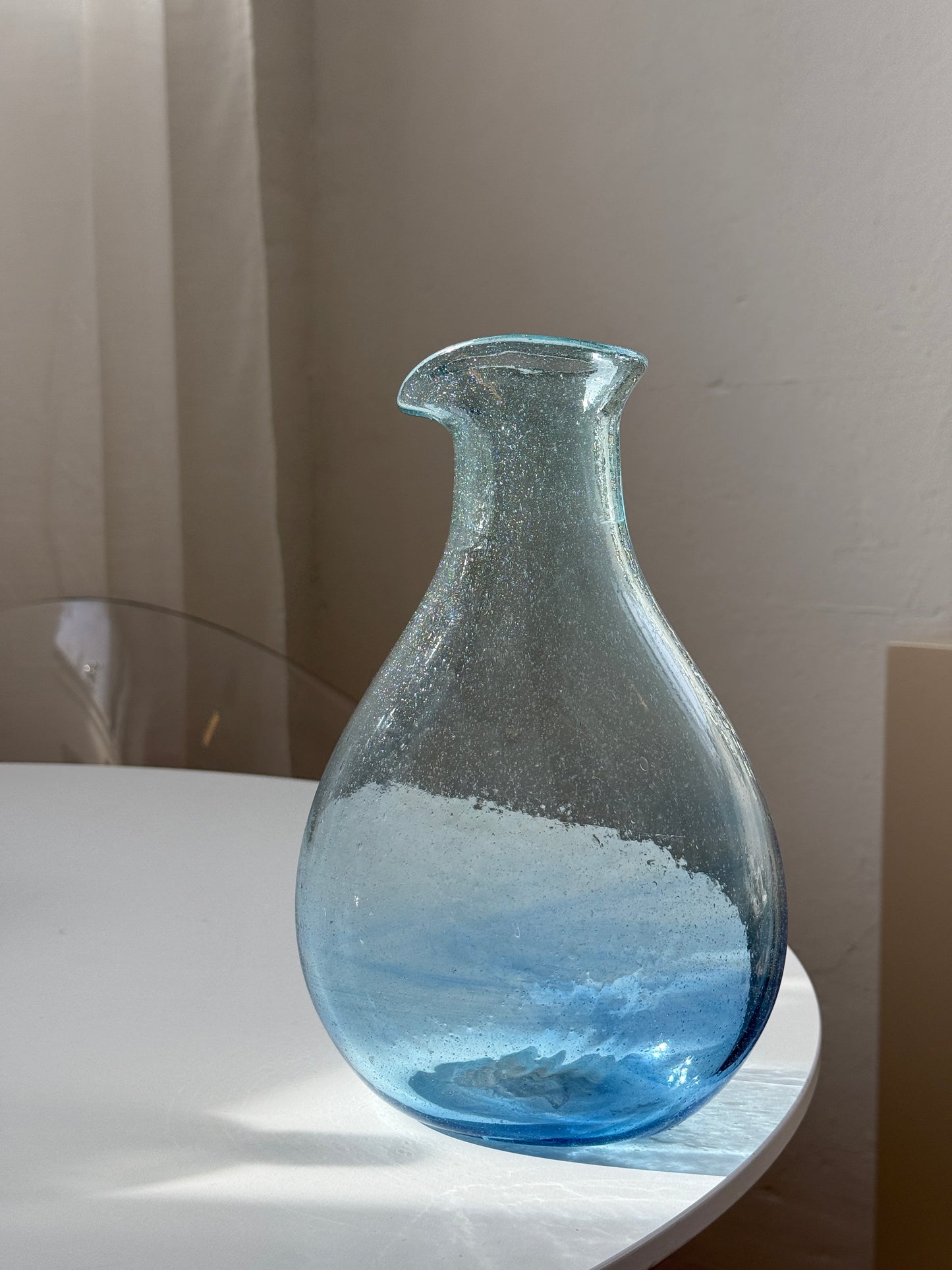 Mundblæst vandkande, blå