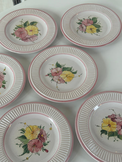 Tallerkner med blomstermotiv