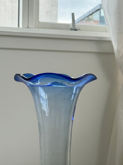 Mundblæst glasvase med bølget kant