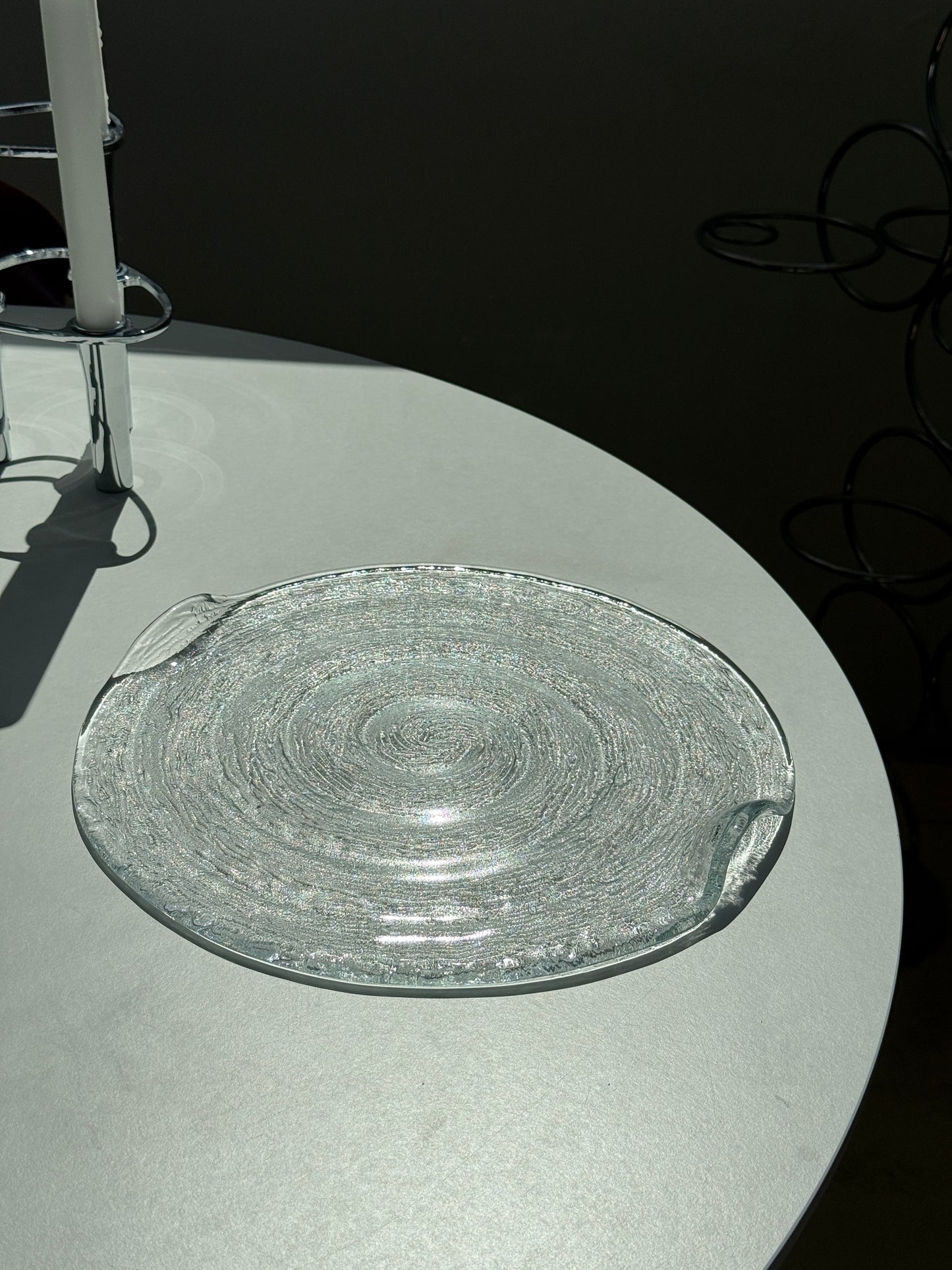 Rundt glasfad med struktur, klart glas