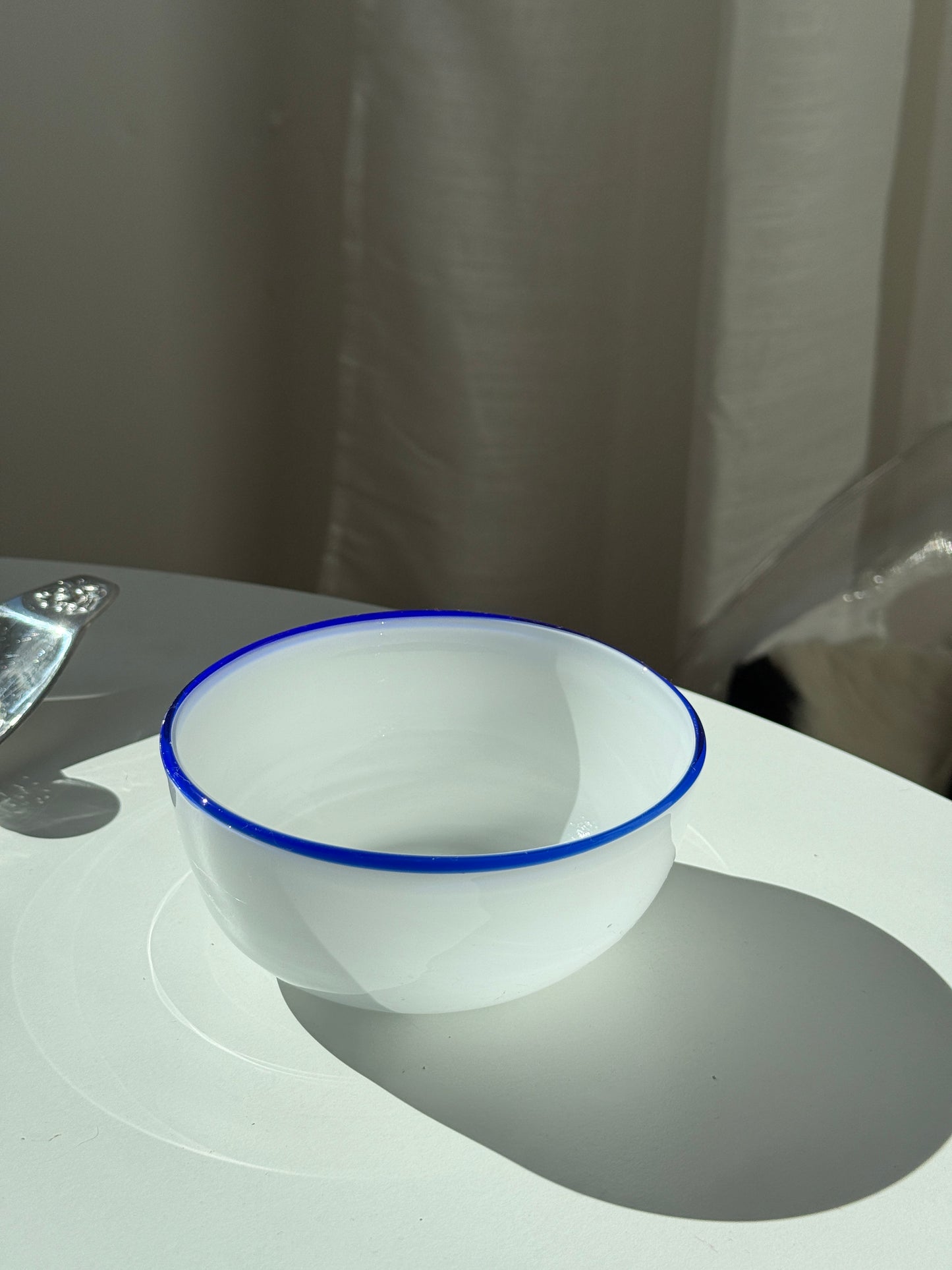 Mundblæst skål m. blå kant