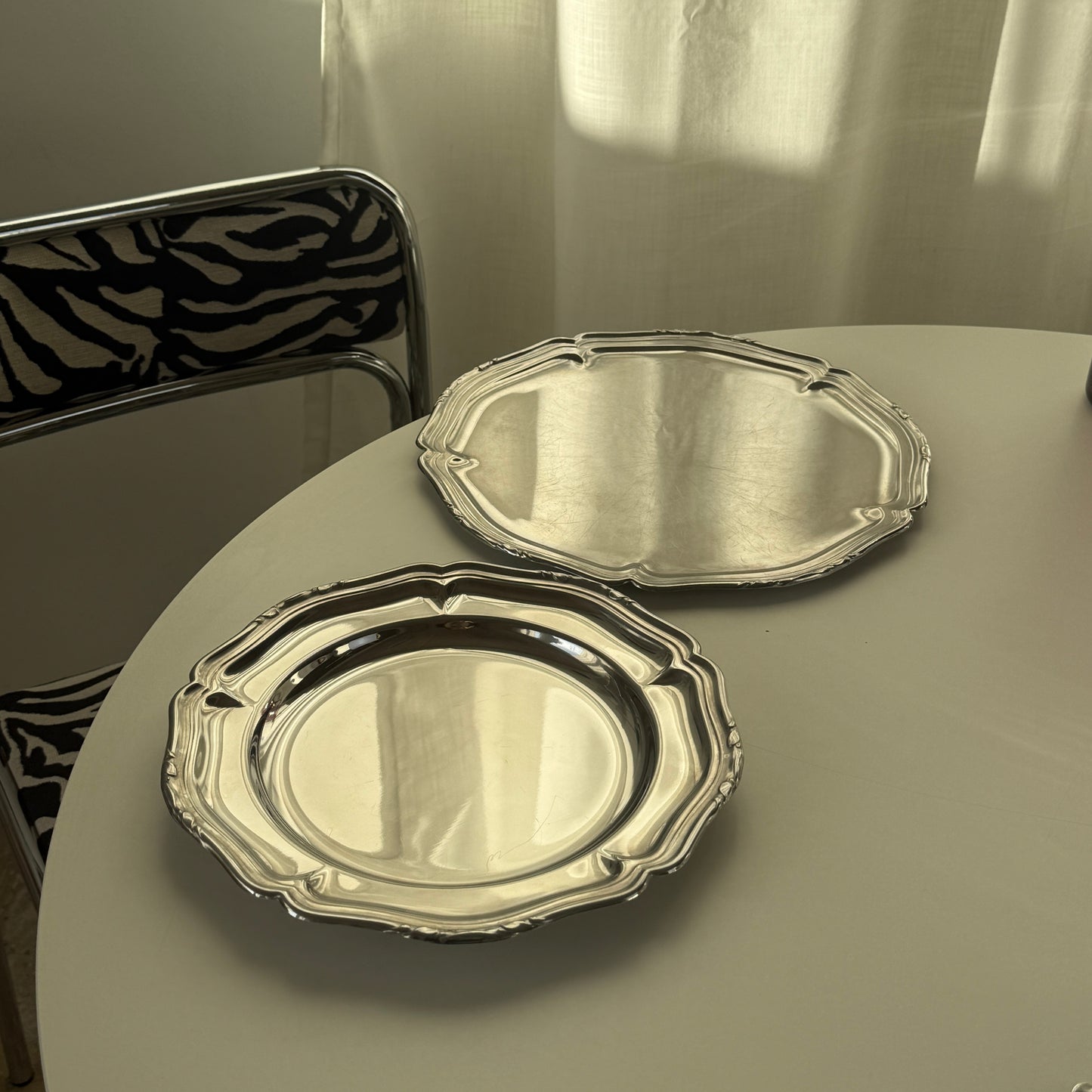 Runde serveringsfade i rustfrit stål, 2 stk.