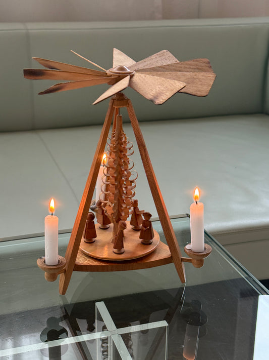 Julekarrusel med julekor og træ