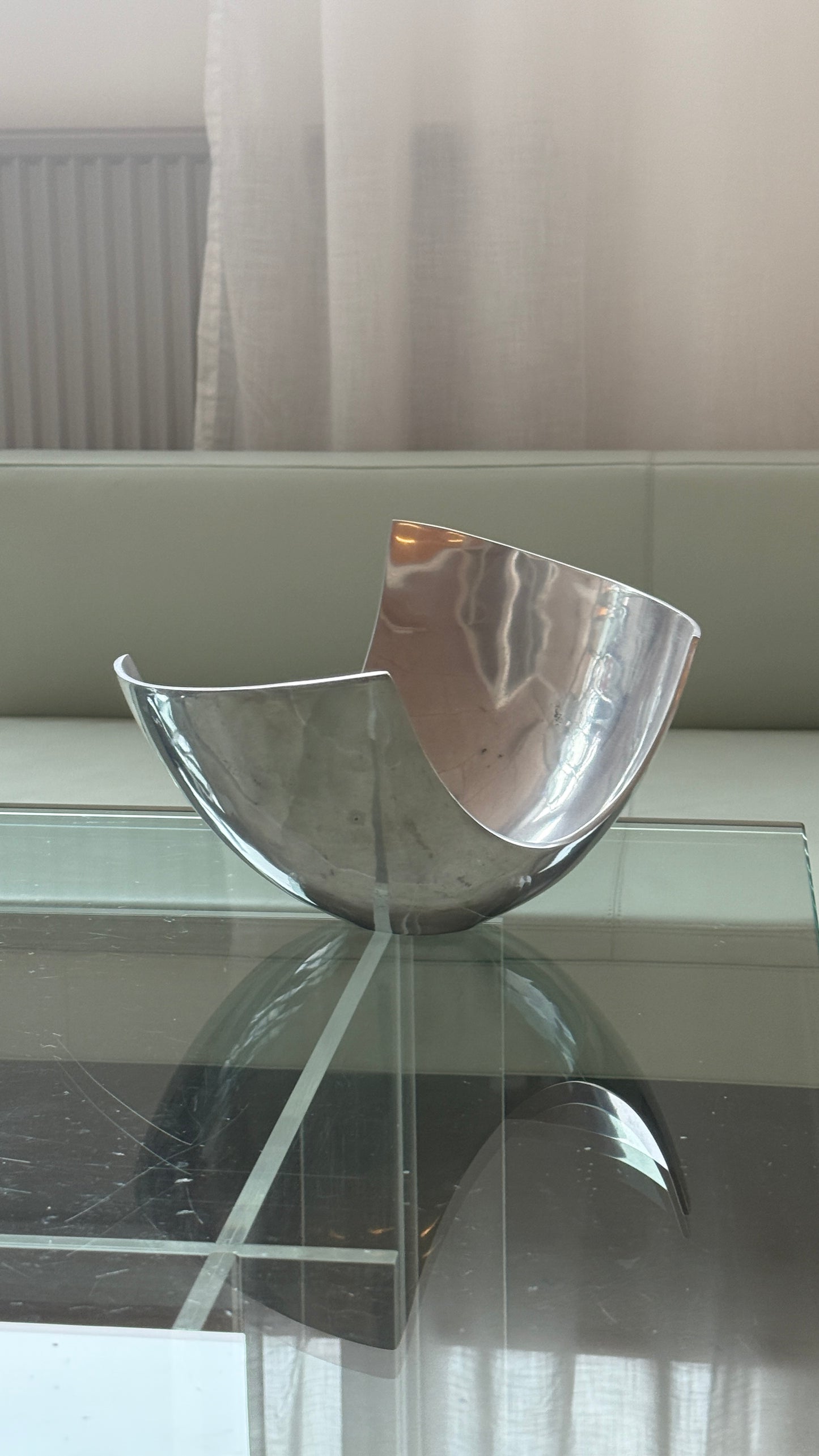 Skulpturel skål i aluminium