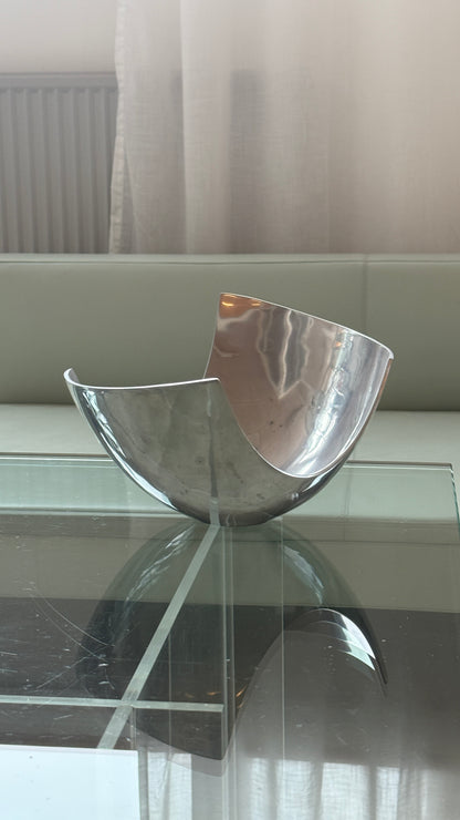 Skulpturel skål i aluminium